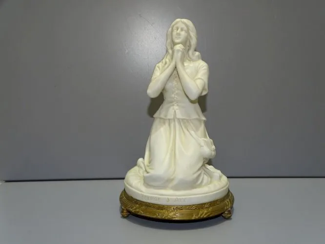 - ANCIEN SUJET BISCUIT JEANNE D'ARC SOCLE BRONZE SIGNATURE A IDENTIFIER