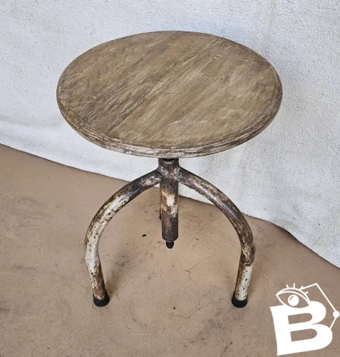 Ancien tabouret datelier en teck et fer forgé