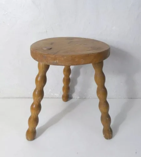 ancien tabouret tripode en bois massif perlé .