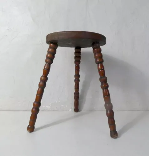 ancien tabouret tripode en bois perlé pour plantes