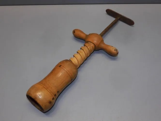 - ANCIEN TIRE BOUCHON EN BOIS A AILETTE EN METAL NO NONTRON COLLECTION  D