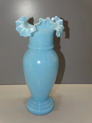 -ANCIEN VASE OPALINE BLEUE BORD COL VOLANTE XXe COLLECTION BOUQUET FLEURS  D