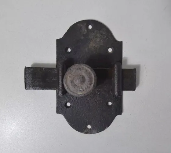 ancien verrou en métal fer forgé
