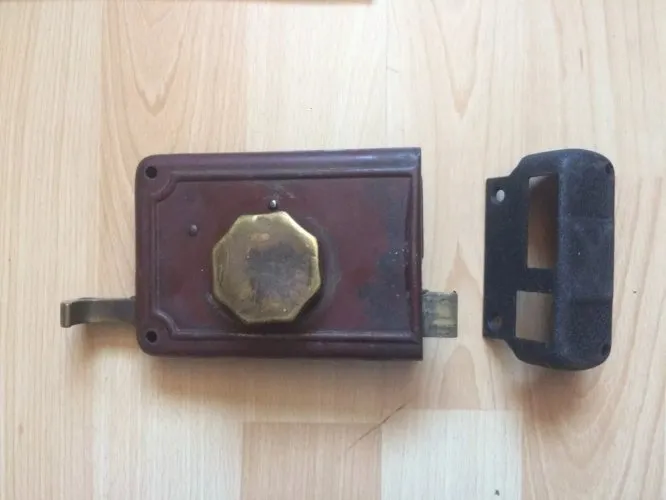 Ancien verrou et sa gache pose en applique