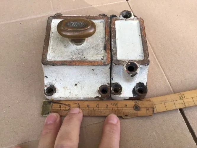 Ancien verrou YALE en fonte lourd