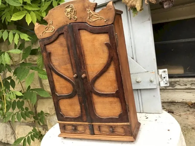 ANCIENN PETITE ARMOIRE en BOIS décor bronze pour POUPÉE fin XIXe styl majorelle