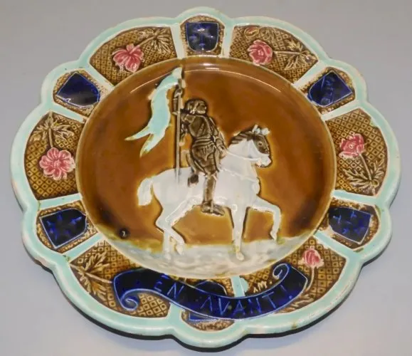-ANCIENNE ASSIETTE BARBOTINE JEANNE D'ARC A CHEVAL EN ARMURE AVEC SON ETENDARD D