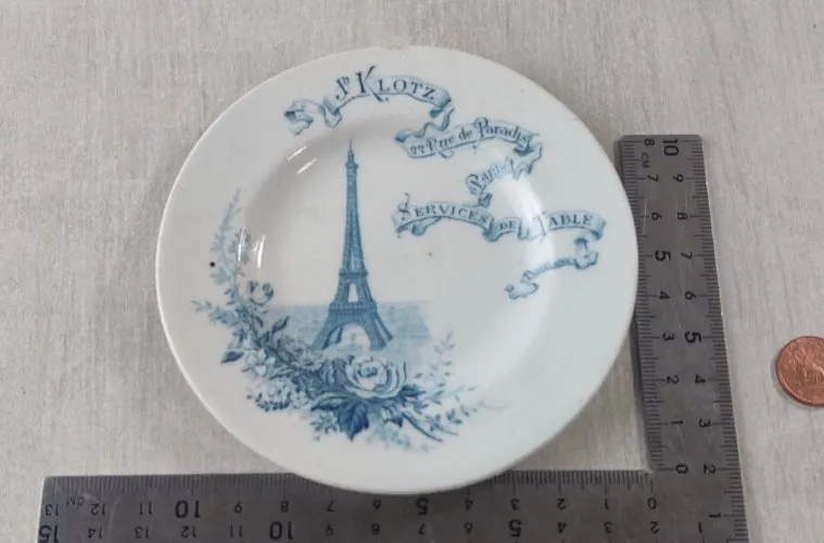 Ancienne assiette de dinette, en porcelaine, Klotz, 22 rue de Paradis, Paris