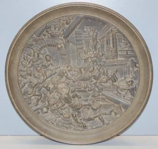 -ANCIENNE ASSIETTE DECORATIVE EN PLATRE THE STORMING OF TROJA AFTER WALLER D