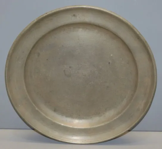 - ANCIENNE ASSIETTE PLATE en ETAIN Monogrammée sur le Haut de l'aile MG  D