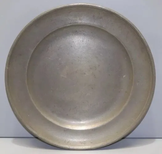 -ANCIENNE ASSIETTE RONDE EN ETAIN XVIII/XIXe Gravée R H sur le haut de laile D