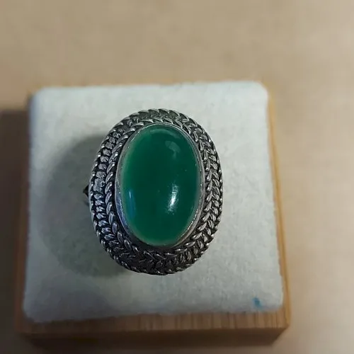 Ancienne bague, décor agate verte, en argent