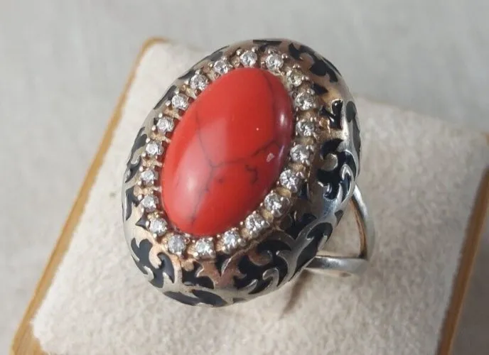 Ancienne bague, décor corail rouge et zircon, en argent massif