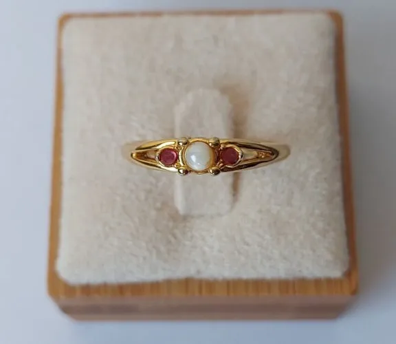 Ancienne bague, décor perle et pierre rouge, en métal doré, vintage