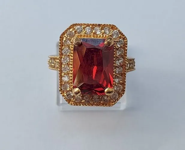 Ancienne bague, décor pierre rouge et strass, en métal doré, vintage