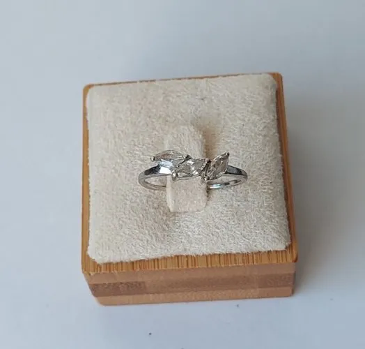 Ancienne bague, décor pierre strass / zircon, en argent massif, vintage