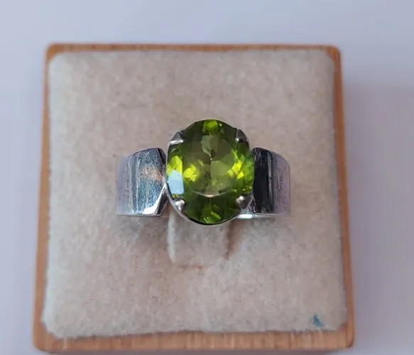 Ancienne bague, décor pierre verte, en argent massif