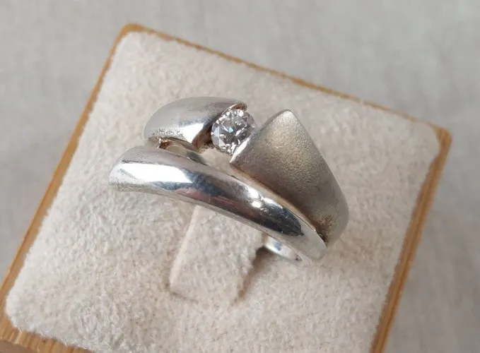 Ancienne bague, décor strass / zircon, en argent massif