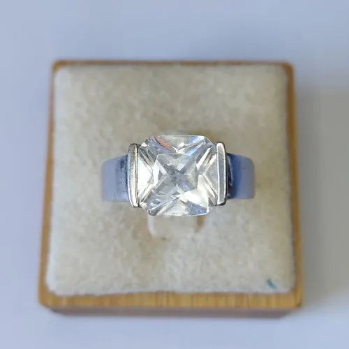 Ancienne bague, décor zircon, en argent massif