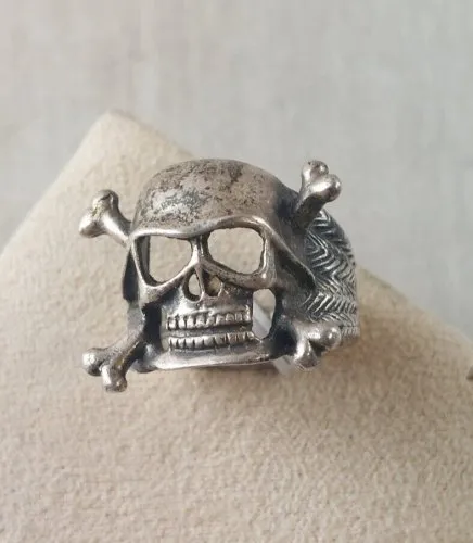 Ancienne bague, tête de mort avec os, casque allemand, en argent massif