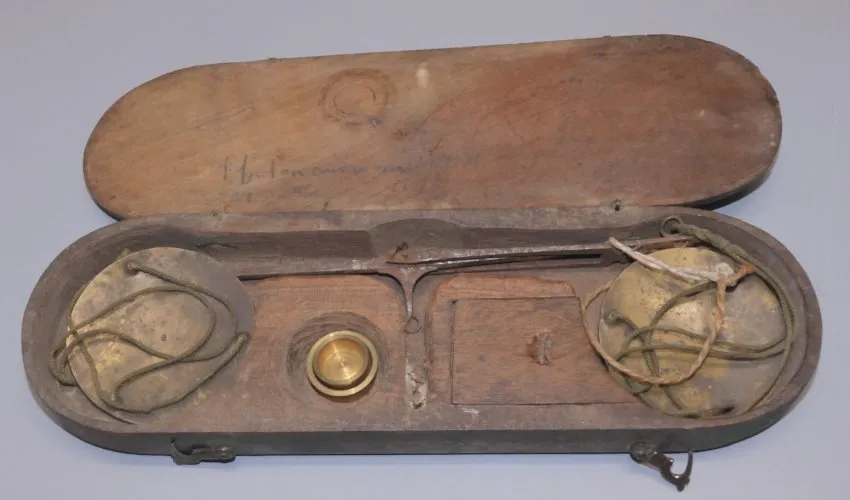 -ANCIENNE BALANCE de CHANGEUR dans son COFFRET BOIS XVIIIe COLLECTION VITRINE D