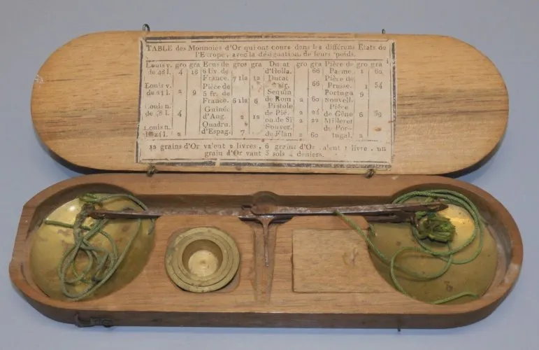 -ANCIENNE BALANCE de CHANGEUR d'OR dans COFFRET BOIS XVIII COMPLETE VITRINE  D