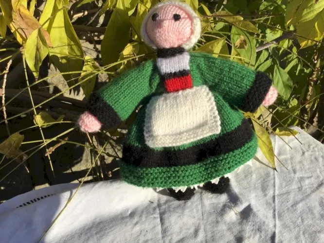 ANCIENNE BÉCASSINE EN LAINE TRICOTÉE MAIN DESSOUS EN BRODERIE ANGLAISE HT 22