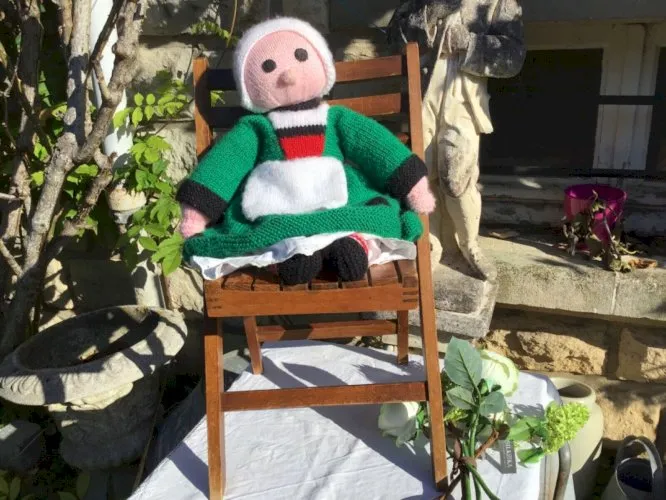 ANCIENNE BÉCASSINE EN TISSU et tricot main jupon dentelle 43cm poupée