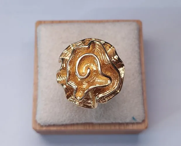 Ancienne belle bague, forme fleur drapée, en plaqué or