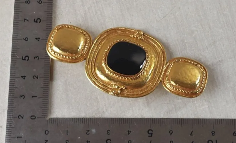 Ancienne belle broche style byzantine, en métal doré et émail noir
