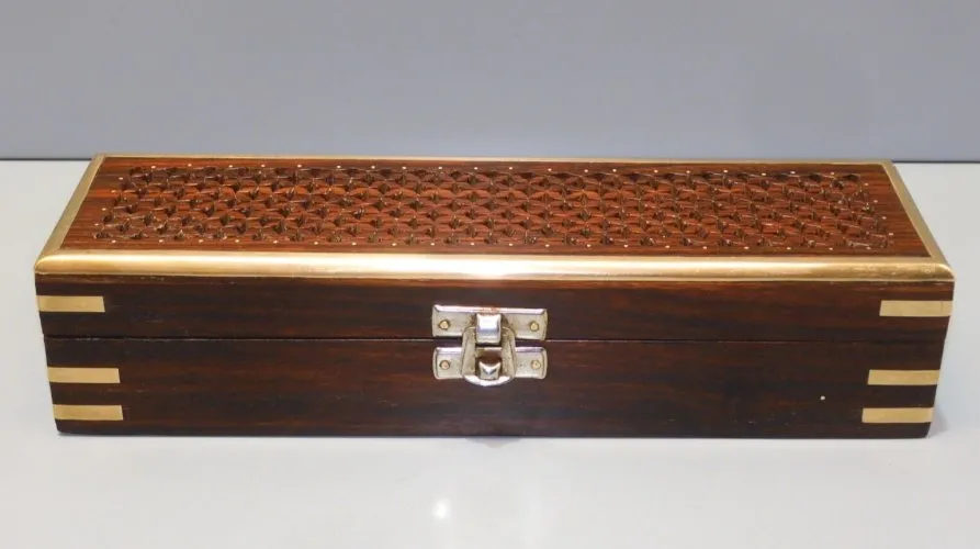 -ANCIENNE BOITE BOIS COUVERCLE Ajouré ANGLES LAITON COLLECTION déco XXe D