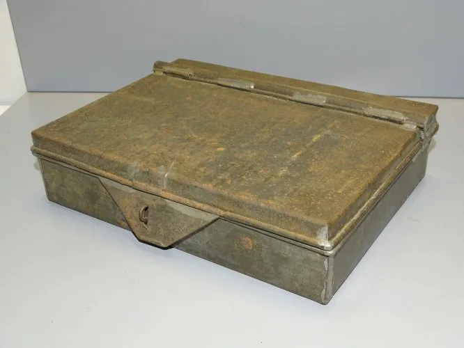 - ANCIENNE BOITE METAL CAISSE COLLECTION DECO VITRINE D