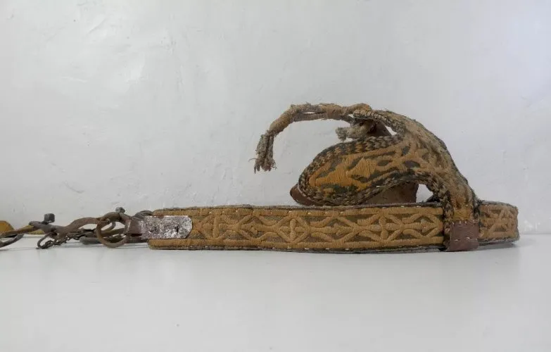 ancienne bride de cavalerie fantasia art populaire cuir brodé fer forgé ethnique