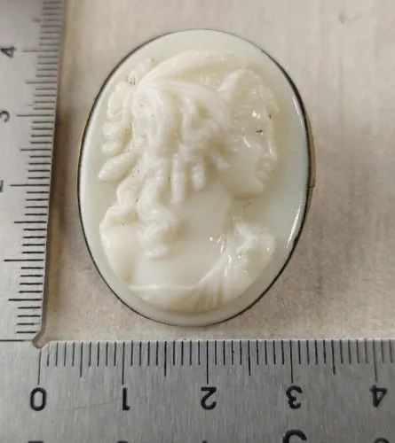 Ancienne broche camée, en laiton et porcelaine, vintage
