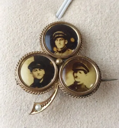 Ancienne broche de deuil / porte photo, forme trèfle à 3 feuilles, en plaqué or