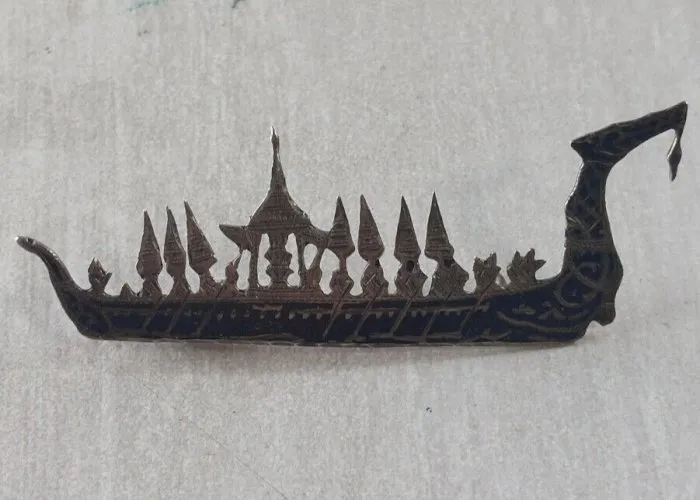 Ancienne broche, décor bateau dragon, en argent, Thaïlande, Siam, vintage