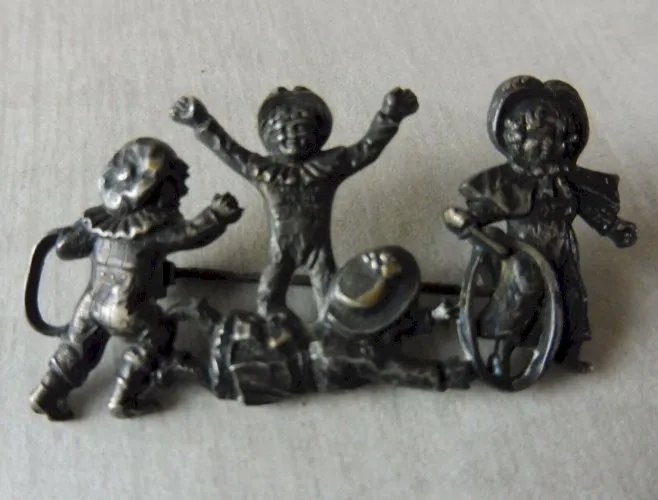 Ancienne broche, décor enfants qui jouent, en métal argenté