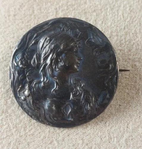 Ancienne broche, décor femme, art nouveau, Mignon, en argent