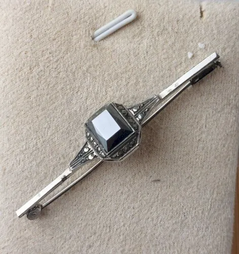 Ancienne broche, décor marcassites et hématite, en argent, art déco