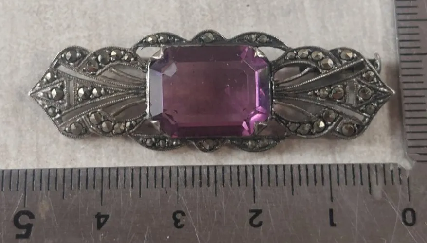 Ancienne broche, décor marcassites et pierre mauve, en argent