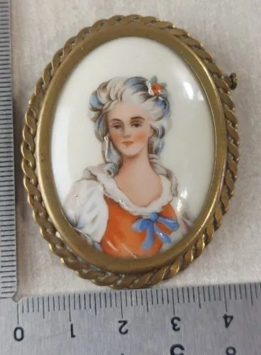Ancienne broche, décor portrait, en porcelaine de Limoges