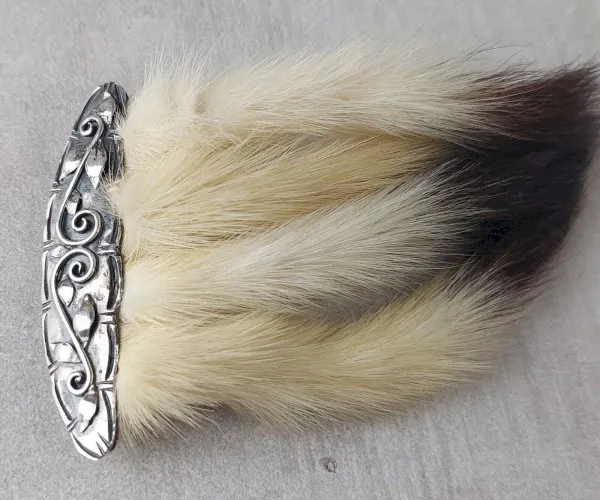 Ancienne broche en argent et queue / fourrure, vintage