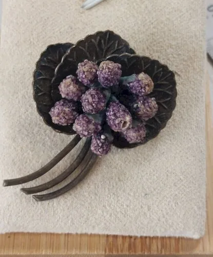 Ancienne broche en métal argenté, décor fleurs, vintage