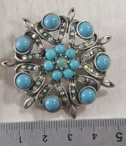 Ancienne broche en métal argenté, décor turquoise et strass