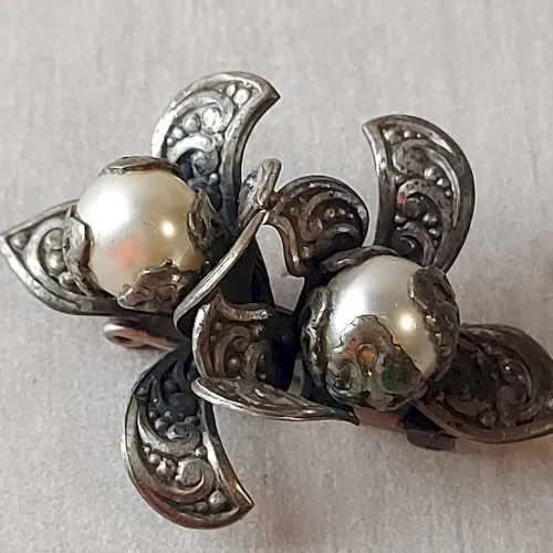 Ancienne broche en métal argenté et perles, AF Paris, vintage