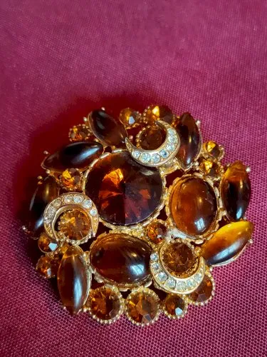 Ancienne broche en métal doré avec perles fines marrons