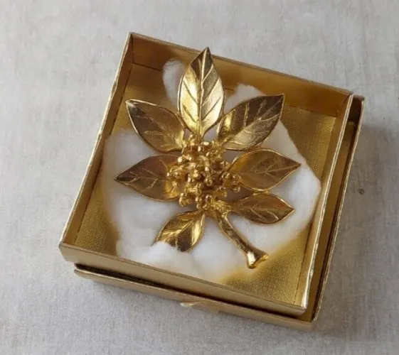 Ancienne broche en métal doré, Un jour ailleurs