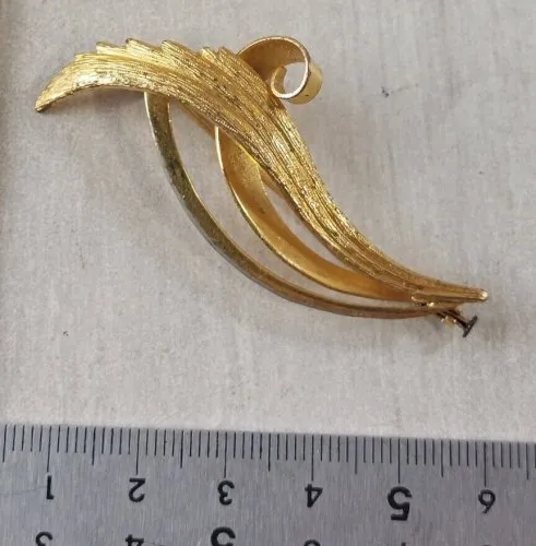 Ancienne broche en métal doré, vintage