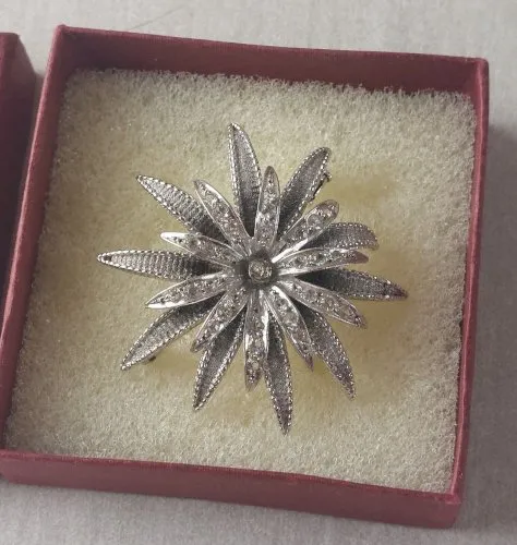 Ancienne broche, forme fleur, en argent 800 et strass, vintage