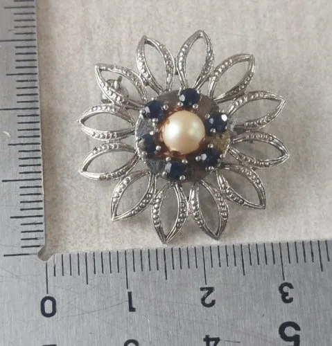 Ancienne broche, forme fleur, pierres bleues et perle nacrée, en argent massif